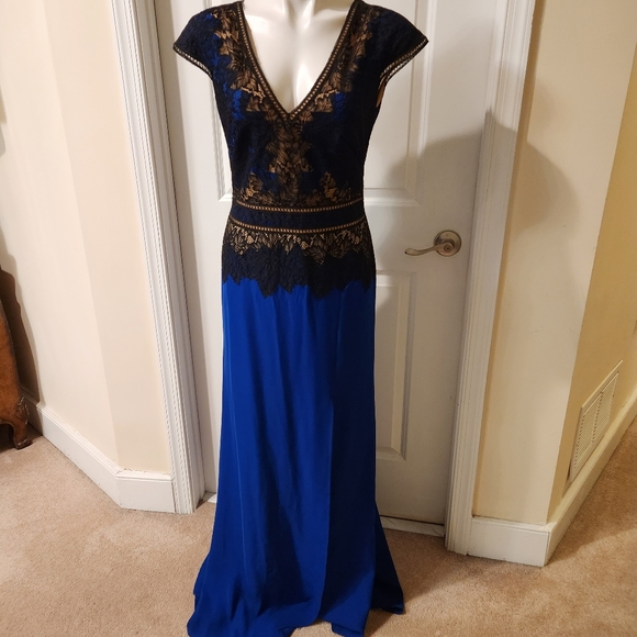Tadashi Shoji Dresses & Skirts - Tadashi Shoji stunning formal dress size 6